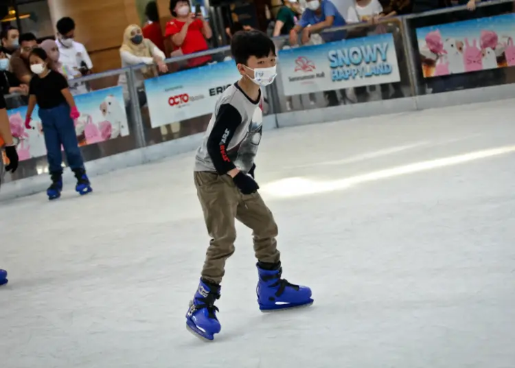 Foto Serunya Liburan dengan Bermain Ice Skating di Mal