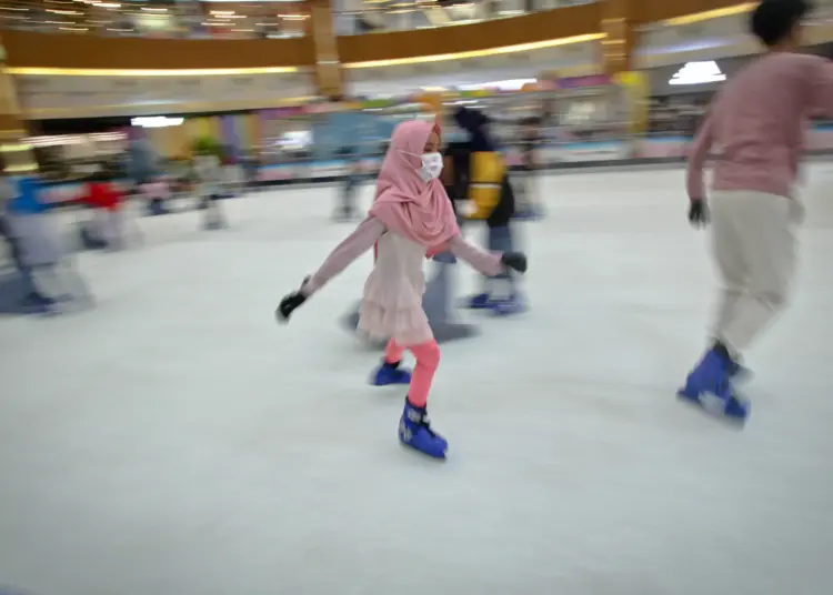 Foto Serunya Liburan dengan Bermain Ice Skating di Mal