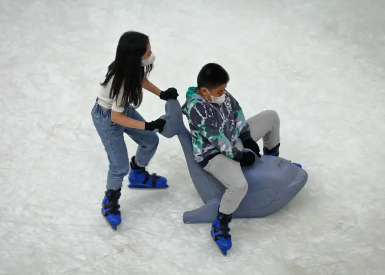 Foto Serunya Liburan dengan Bermain Ice Skating di Mal