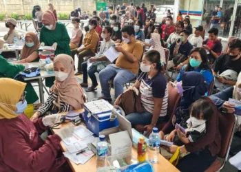 Antisipasi Subvarian Omicron, Polsek Neglasari Vaksinasi Booster Dapat Sembako