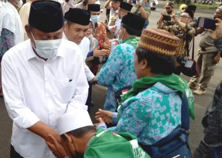 Wakil Bupati Serang, Pandji Tirtayasa bersalaman dengan para jemaah calon haji, Minggu (12/6/2022). (ISTIMEWA)