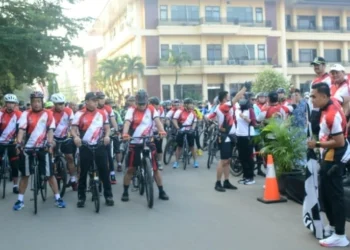 PERSIAPAN–Sejumlah peserta, bersiap-siap untuk start rute sepeda santai yang digelar di Mapolda Banten, Minggu (19/6/2022). (ISTIMEWA)