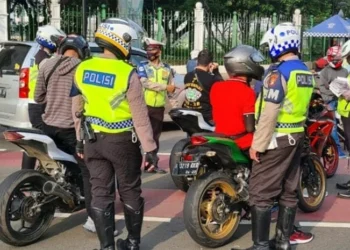 Satlantas Polres Tangsel Bagikan Helm Gratis