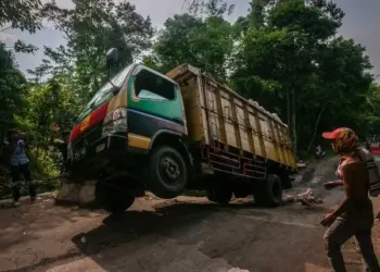 Tak Kuat Nanjak, Truk Sembako Ini Nyaris Terjun ke Jurang di Lebak