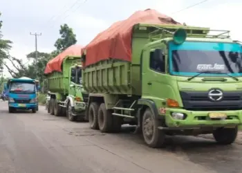 Ruas Jalan Cirabit Lebak Licin Akibat Tumpahan Muatan Truk Tanah, Ini Respon Satpol PP