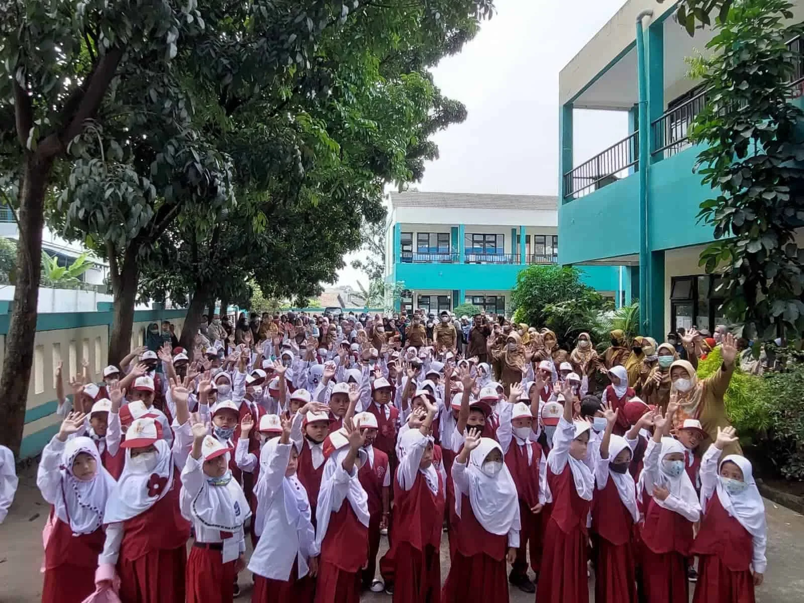 Kegembiraan Anak-anak SDN Serua 1 di Hari Pertama Sekolah