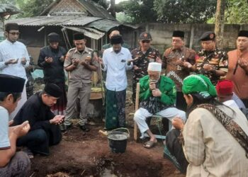 Abuya KH. Muhtadi Cidahu, sedang memimpin doa di kegiatan pendirian Ponpes Besar Annahdliyah, di lingkungan Sekertariat PC NU Pandeglang, Rabu (6/7/2022). (ISTIMEWA)