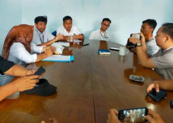 Jajaran pegawai Perumdam Tirta Berkah Pandeglang, melakukan jumpa pers di Aula Perumdam setempat, Rabu (6/7/2022). (NIPAL SUTIANA/SATELITNEWS.ID)