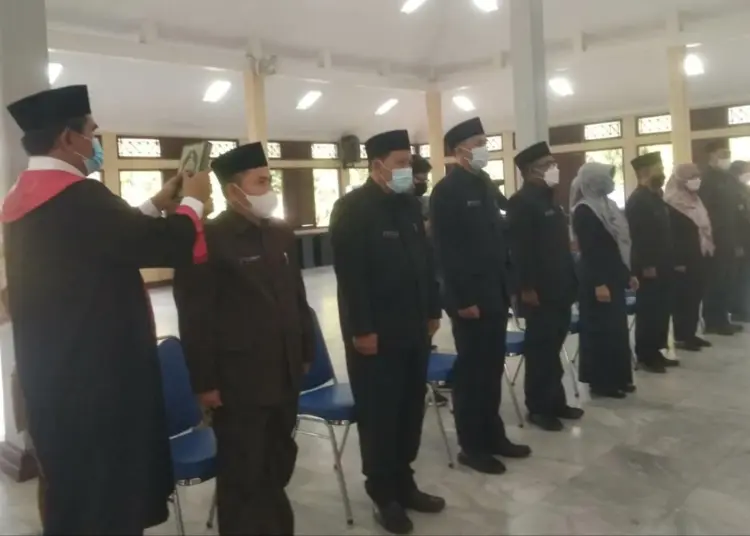 Para pejabat baru sedang mengucapkan sumpah jabatan, di Aula Pendopo Bupati Pandeglang, Senin (11/7/2022).