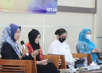 Bersama Bupati Pandeglang, Kepala Kejaksaan Negeri Pandeglang, Anggota KPU Pandeglang, Divisi SDM dan Organisasi Bawaslu Pandeglang, Lina Herlina sedang menyampaikan materi focus grup discussion di Aula Pendopo Pandeglang, Rabu (13/7/2022). (ISTIMEWA)