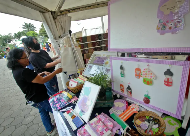 Foto Bazar UMKM di Masjid Al Azhom Kota Tangerang