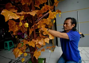 Foto Hiasan Bunga Berbahan Dasar Limbah Tembus Manca Negara