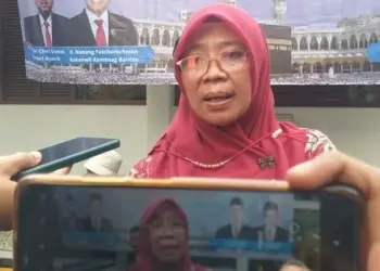 WAWANCARA–Dirut RSUD Berkah Pandeglang, Eniyati, saat di wawancara wartawan di lingkungan Pendopo Bupati Pandeglang, beberapa waktu lalu. (NIPAL SUTIANA/SATELITNEWS.ID)