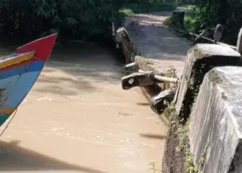 RUSAK BERAT–Kondisi Jembatan Kali Cimoyan, nyaris ambruk. Usai dilanda hujan deras, Minggu (17/7). (ISTIMEWA)