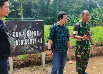 Danyon 320 Badak Putih Kabupaten Pandeglang, Letkol Inf Andika Suseno, menujukan perkebunan yang dikelola oleh jajarannya, Kamis (14/7/2022). (NIPAL SUTIANA/SATELITNEWS.ID)