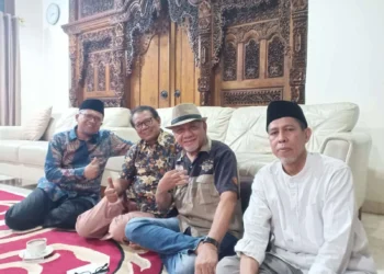 K.H.Sholeh Rosyad, berfoto bersama rekan-rekannya usai menggelar rapat kepanitiaan Peringatan 1 Abad Ponpes Modern Gontor, Kamis (30/6/2022). (ISTIMEWA)