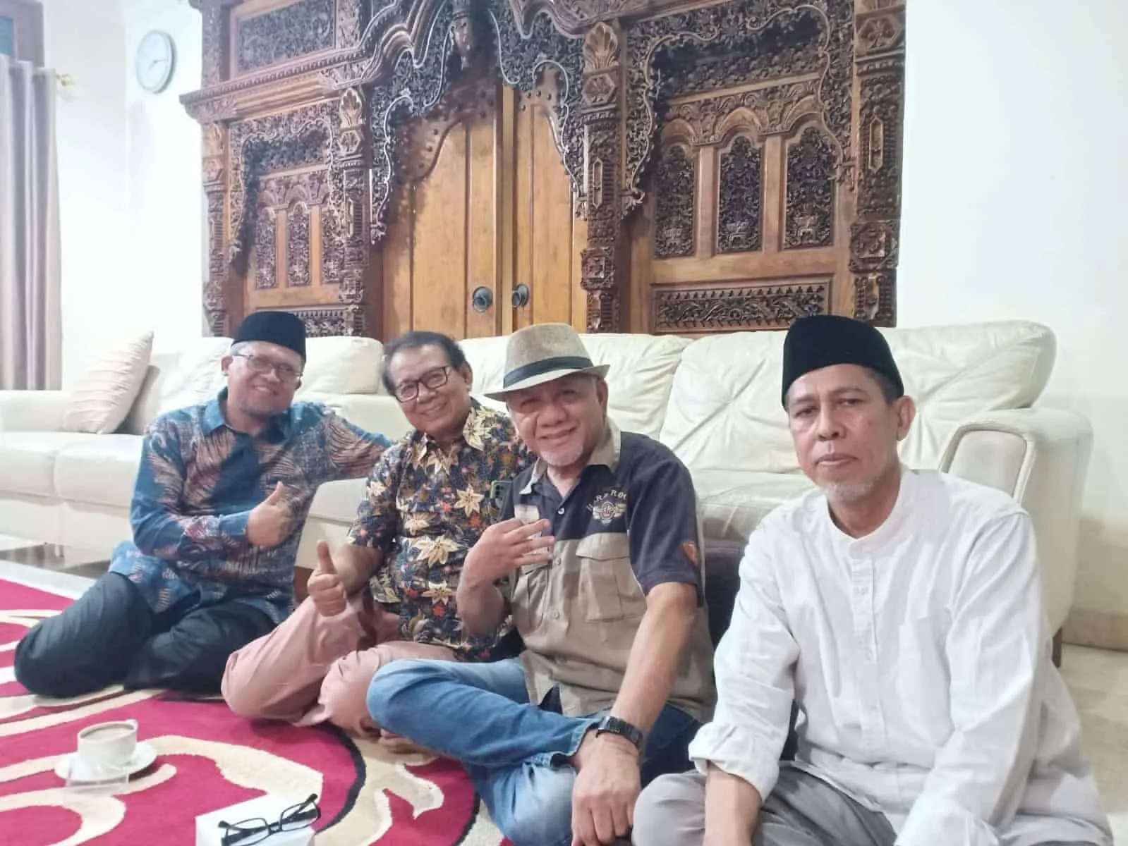 K.H.Sholeh Rosyad, berfoto bersama rekan-rekannya usai menggelar rapat kepanitiaan Peringatan 1 Abad Ponpes Modern Gontor, Kamis (30/6/2022). (ISTIMEWA)