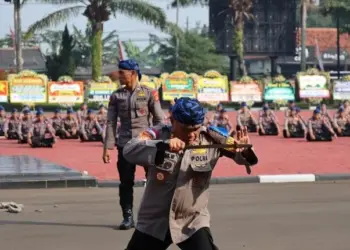 Personel Polda Banten, atraksi debus di acara syukuran HUT Bhayangkara ke 76, di halaman Mapolda Banten, Jumat (1/7/2022). (ISTIMEWA)