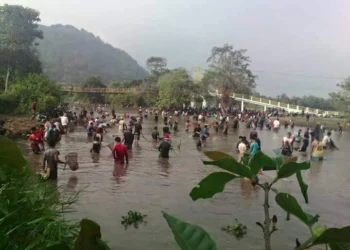 Sejumlah warga Desa Cikolelet sedang ngagurah dano. (ISTIMEWA)