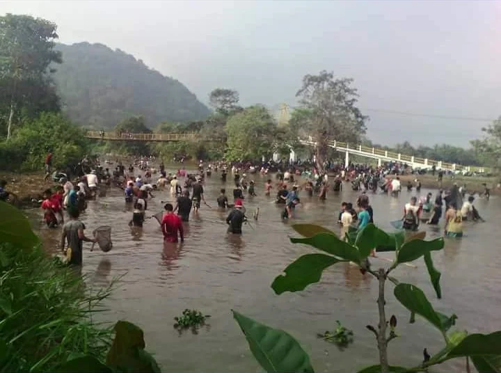 Sejumlah warga Desa Cikolelet sedang ngagurah dano. (ISTIMEWA)