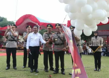 MELEPAS BALON - PJ Gubernur Banten Al Muktabar, melepas balon dalam acara Pelantikan Diktukba SPN Polda Banten, di lapangan Tri Bata SPN Polda Banten, Kamis (7/7/2022). (HERMAN SAPUTRA/SATELITNEWS.ID)