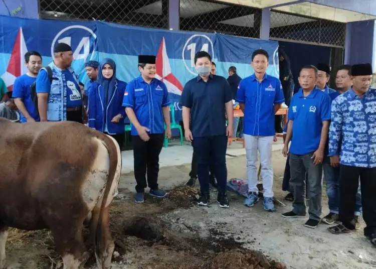 Anggota DPR RI Fraksi Partai Demokrat, Rizki Natakusumah, berfoto bersama dengan para pengurus DPC Partai Demokrat Kabupaten Pandeglang, di depan kantor DPC, Senin (11/7/2022). (ISTIMEWA)