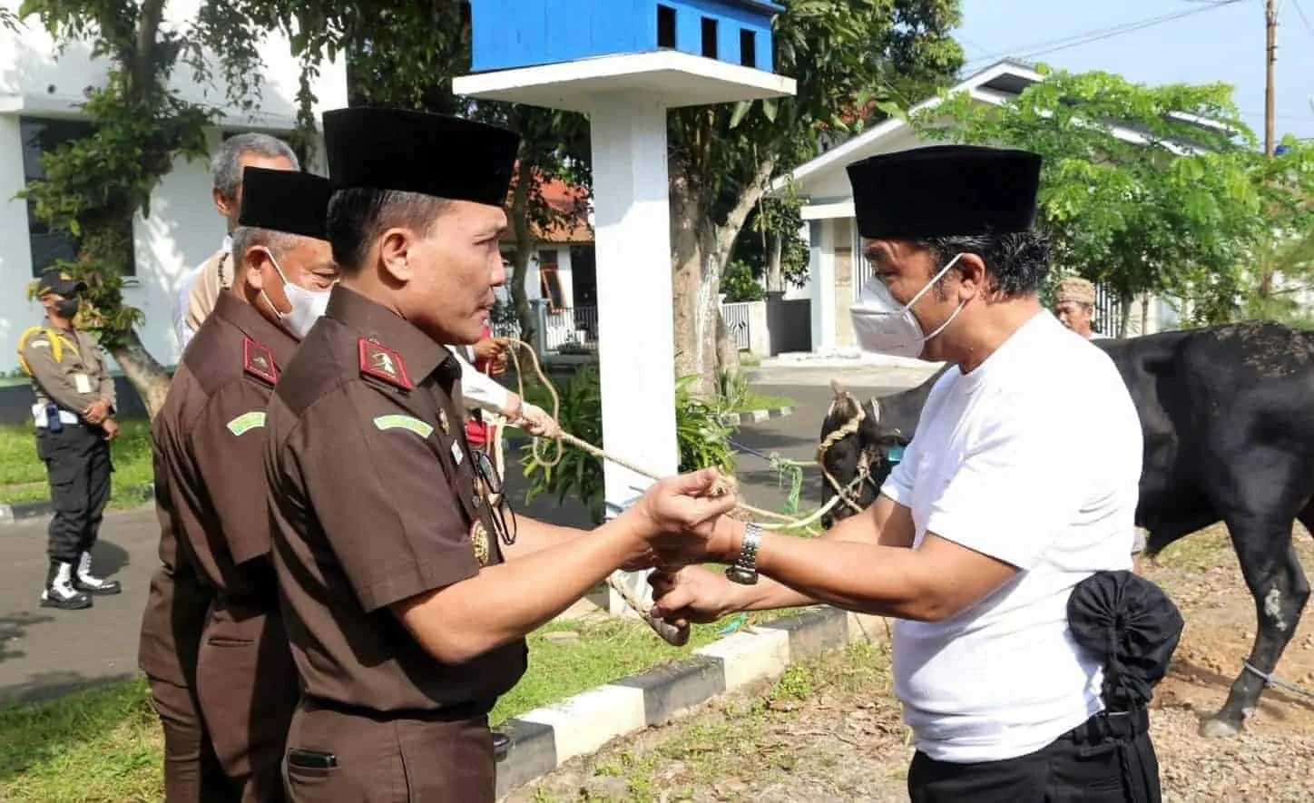 Kajati Banten Leonard Eben Ezer Simanjuntak, menyerahkan sapi qurban kepada PJ Gubernur Banten Al Muktabar, Senin (11/7/2022). (HERMAN SAPUTRA/SATELITNEWS.ID)