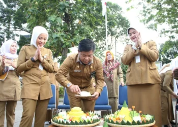 Jajaran Diskoumoperindag Kabupaten Serang, memperingati Harkopnas dengan Potong Tumpeng, Selasa (12/7/2022). (ISTIMEWA)