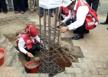 Ketua PMI Banten, Ratu Tatu Chasanah, melakukan peletakan batu pertama pembangunan klinik hemodialisa, di halaman markas PMI Banten di Kalodran, Kota Serang, Rabu (13/7). (ISTIMEWA)