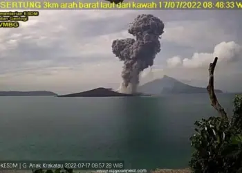 Gunung Anak Krakatau terpantau dari kejauhan. (ISTIMEWA)