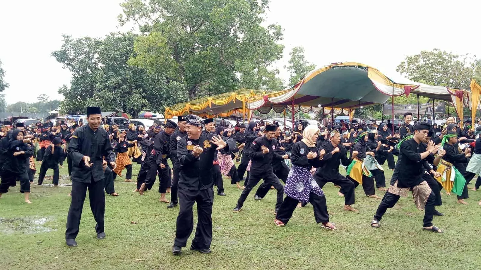 Ratusan pesilat, memperagakan Silat Kaserangan, di Pantai Pasir Putih Florida Indah, Kabupaten Serang, Minggu (17/7/2022). (ISTIMEWA)