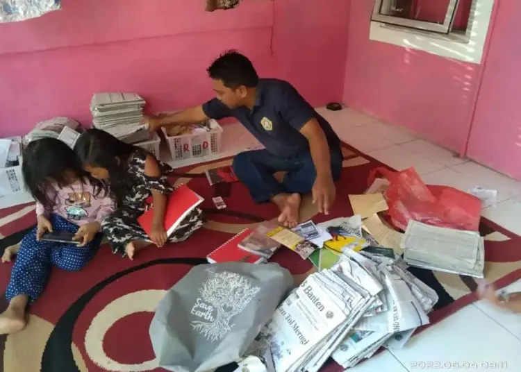 Ketua Karang Taruna Kecamatan Kramatwatu, Kabupaten Serang, mengumpulkan limbah kertas di teras rumahnya, Senin (18/7/2022). (ISTIMEWA)