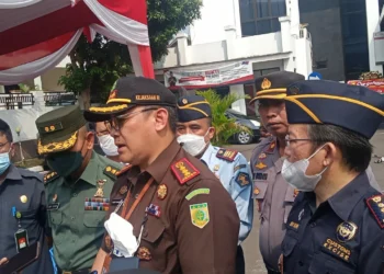 Kajari Serang, Fredy Simanjuntak, menjelaskan kegiatan pemusnahan barang bukti perkara hukum, di depan halaman Kejari setempat, Rabu (20/7/2022). (ISTIMEWA)