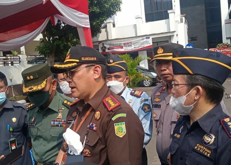 Kajari Serang, Fredy Simanjuntak, menjelaskan kegiatan pemusnahan barang bukti perkara hukum, di depan halaman Kejari setempat, Rabu (20/7/2022). (ISTIMEWA)