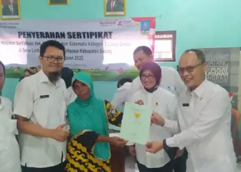 DKPP Kabupaten Serang, menyerahkan sertifikat tanah kepada salah satu nelayan di Lontar. (ISTIMEWA)