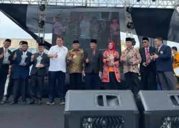 Asda I Pemkab Serang, Nanang Supriatna, foto bersama usai menerima penghargaan untuk Bupati Serang. (ISTIMEWA)