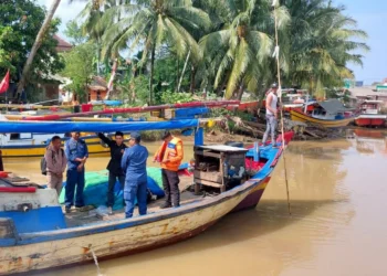 Tim SAR Gabungan, bersiap-siap melakukan pencarian nelayan yang hilang di perairan laut Kecamatan Sumur, Senin (25/7/2022). (ISTIMEWA)