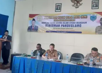 Ketua STAISMAN Pandeglang, sedang memberikan sambutan pada acara pelepasan para mahasiswanya yang melaksanakan KKN, di Kecamatan Labuan, beberapa waktu lalu. (ISTIMEWA)