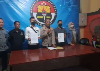 Oknum wartawan dan seorang PNS di Polresta Serang Kota, berdamai dihadapan polisi, Selasa (26/7/2022). (ISTIMEWA)