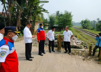 Direktur Keselematan Perkeretaapian Direktorat Jenderal Perkeretaapian Kemenhub RI, meninjau lokasi kecelakaan odong-odong, di Desa Silebu, Kecamatan Kragilan, Kabupaten Serang, Rabu (21/7/2022). (ISTIMEWA)