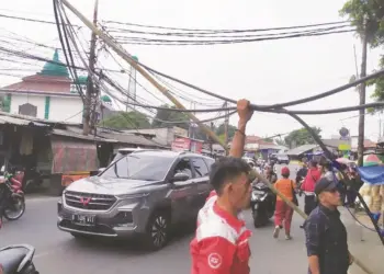 Melintang di Tengah Jalan, Kabel Internet Bikin Macet