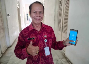 Kepala Disdukcapil Kabupaten Serang, Abdullah, menunjukan contoh KTP digital di HP miliknya. (ISTIMEWA)