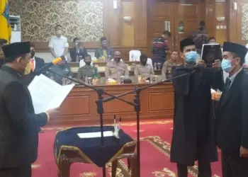 Politisi Partai Hanura, Ishak, diambil sumpah jabatan sebagai anggota DPRD Kabupaten Serang.  Ishak dilantik menggantikan Almarhum Zaenal Abidin, Rabu (13/7/2022).