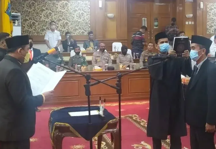 Politisi Partai Hanura, Ishak, diambil sumpah jabatan sebagai anggota DPRD Kabupaten Serang.  Ishak dilantik menggantikan Almarhum Zaenal Abidin, Rabu (13/7/2022).