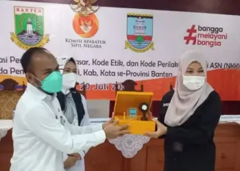 Plt Kepala BKPSDM Kabupaten Serang, Surtaman menyerahkan cenderamata kepada KASN, usai menggelar rapar koordinasi, Rabu (20/7/2022). (ISTIMEWA)