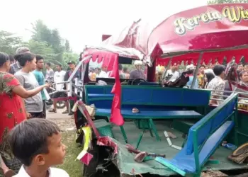 DIEVAKUASI–Satlantas Polres Serang, evakuasi odong-odong yang tertabrak Kereta Api, dengan Nomor 4425 di perlintasan Kereta Api tanpa palang pintu, di Kampung Silebu, Desa Silebu, Kecamatan Kragilan, Kabupaten Serang, Selasa (26/7/2022) sekitar pukul 11.30 WIB. (ISTIMEWA)