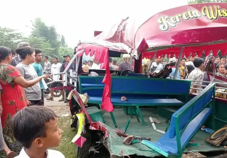 DIEVAKUASI–Satlantas Polres Serang, evakuasi odong-odong yang tertabrak Kereta Api, dengan Nomor 4425 di perlintasan Kereta Api tanpa palang pintu, di Kampung Silebu, Desa Silebu, Kecamatan Kragilan, Kabupaten Serang, Selasa (26/7/2022) sekitar pukul 11.30 WIB. (ISTIMEWA)