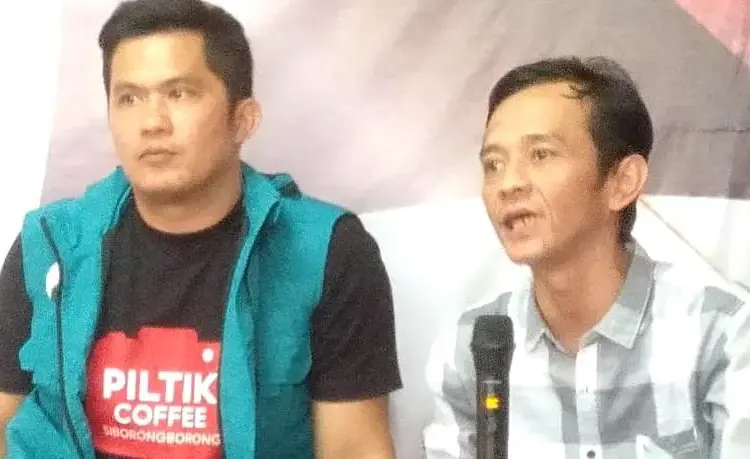 BERDIALOG–Politisi Golkar, Fitron Nur Ikhsan (kiri) dan Politisi PDI Perjuangan Muklis (kanan), saat menghadiri dialog bersama wartawan, di Plaza Inspirasi KP3B, beberapa waktu lalu. (DOKUMEN/SATELITNEWS.ID)