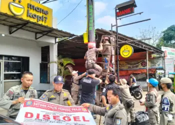 Satpol PP Tangsel Segel Lima Reklame Tak Berizin