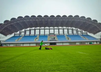 Foto Perawatan Rumput Stadion Indomilk Arena Jelang Liga 1